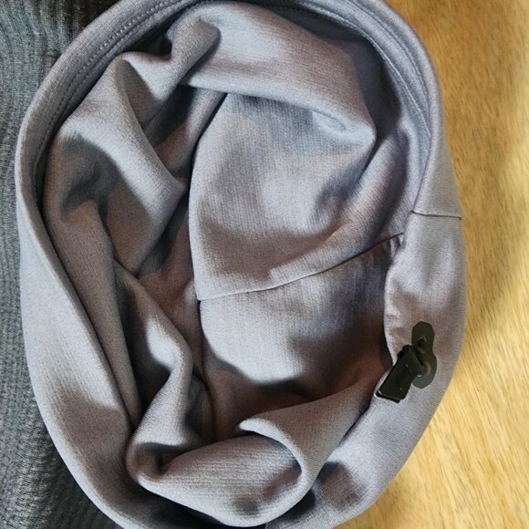 On Running Weather Shirt Womens Medium Gray Black Cowl Neck Zip Pocket Pullover - Picture 11 of 11